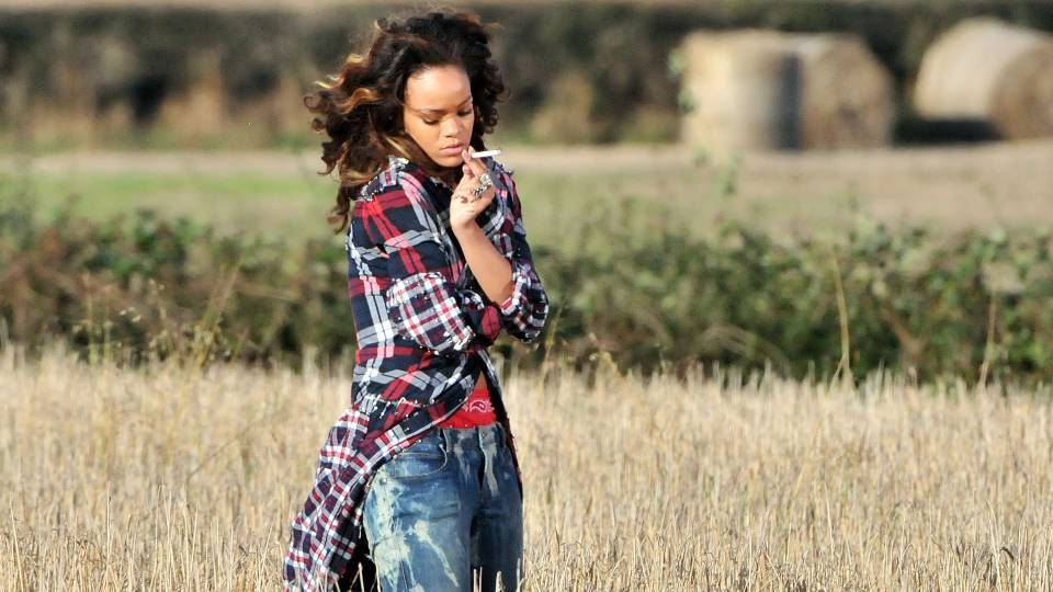 Just 22 Photos of Rihanna Smoking Weed in Honor of 420 - stylecaster.com