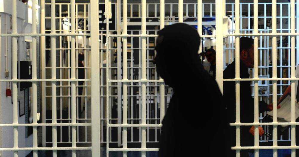 Prisons could see a 'public health catastrophe' if low-risk inmates are not released - www.manchestereveningnews.co.uk - Britain