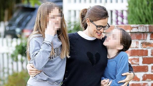 Jennifer Garner Hugs Her 2 Daughters On Adorable Family Fun Date Outside — New Pic - hollywoodlife.com - Los Angeles