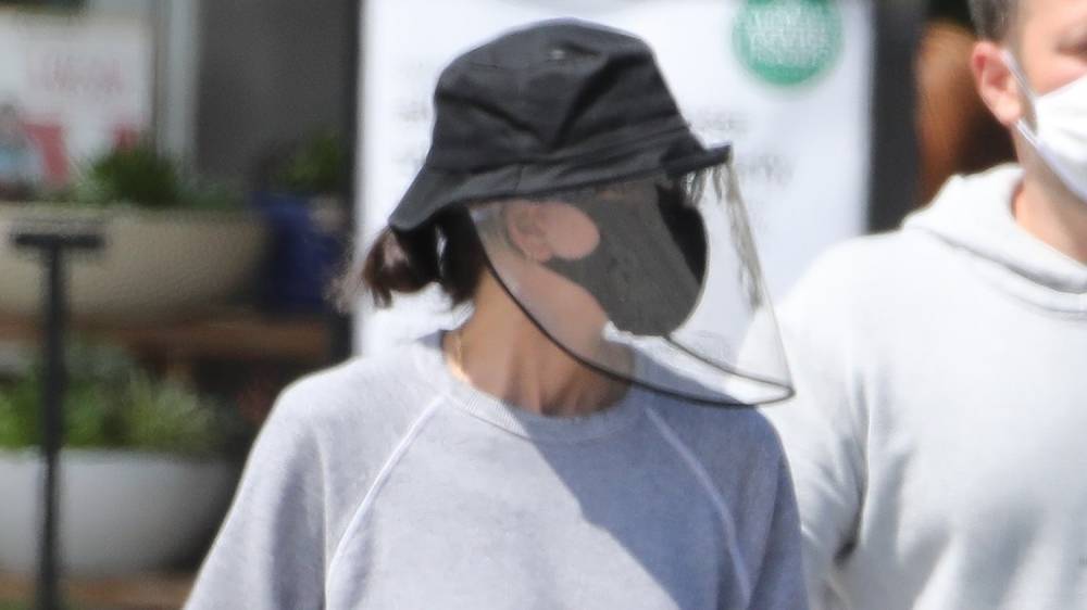 Courteney Cox Stays Safe Behind Face Shield While Grocery Shopping - www.justjared.com - Malibu