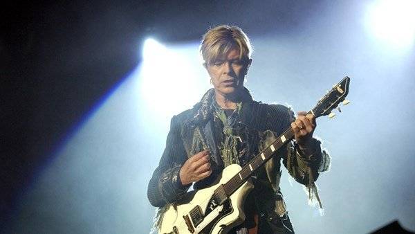 David Bowie’s wallpaper homage to Damien Hirst and Lucian Freud up for auction - www.breakingnews.ie - Britain
