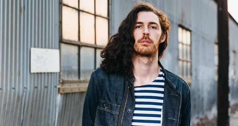 Hozier's charity single The Parting Glass performed on RTE's The Late Late Show set for the Official Irish Singles Chart - www.officialcharts.com - Ireland