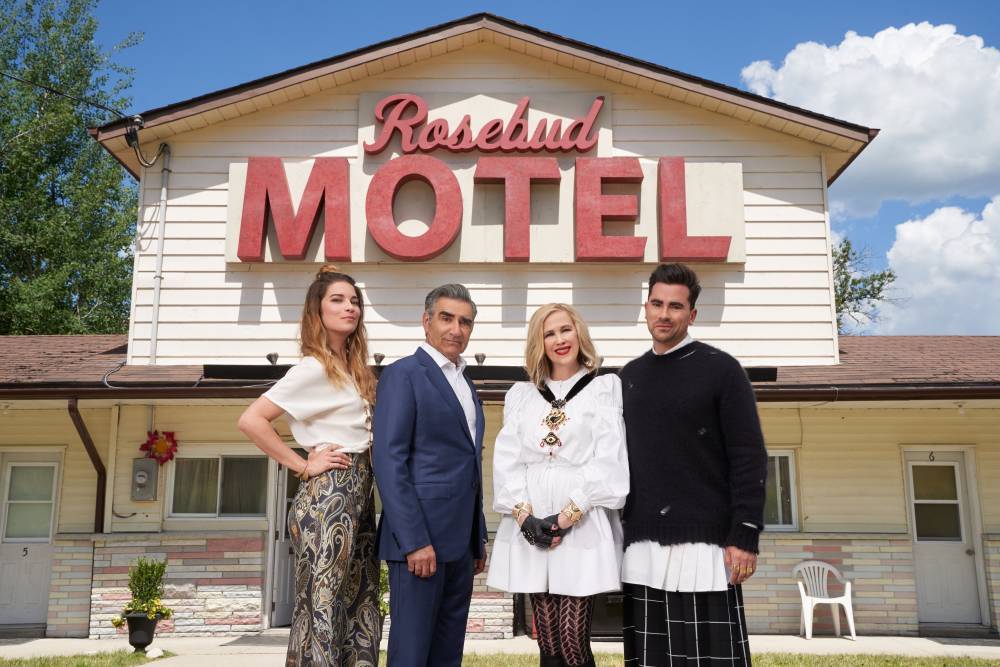 ‘Schitt’s Creek’ Producer Reimagines The Show’s Opening Credits In Style Of Other Iconic Sitcoms - etcanada.com