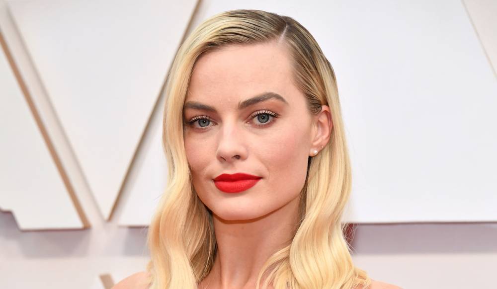 Margot Robbie Uses These Facemasks to Get Red Carpet Ready! - www.justjared.com