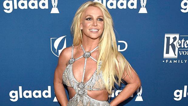 Britney Spears Shows off Her Ripped Abs In Short Shorts While Dancing Around her Living Room - hollywoodlife.com