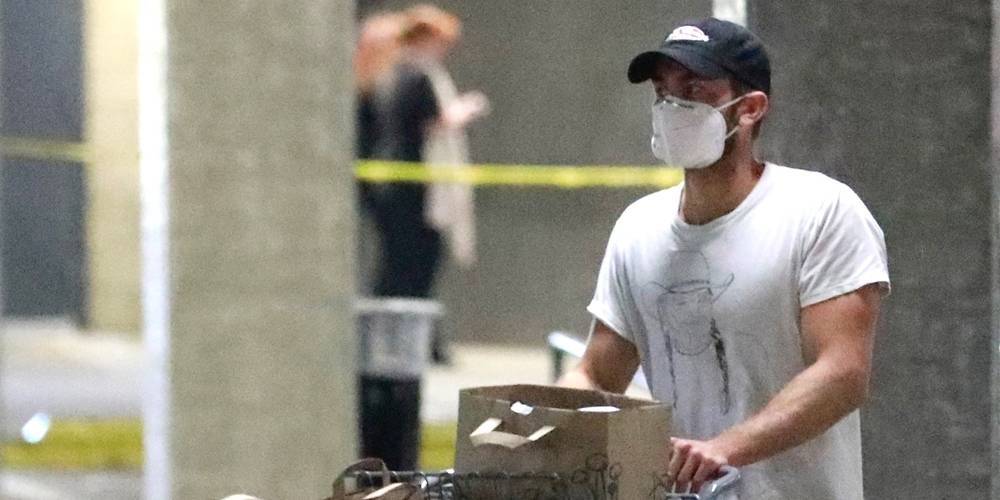 Chace Crawford Stocks Up on Essentials in a Mask Amid Quarantine - www.justjared.com - Los Angeles