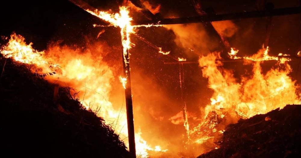 'Wall of fire' at farm as 40 firefighters battle it through the night... and photos show horror of the blaze - www.manchestereveningnews.co.uk - Manchester