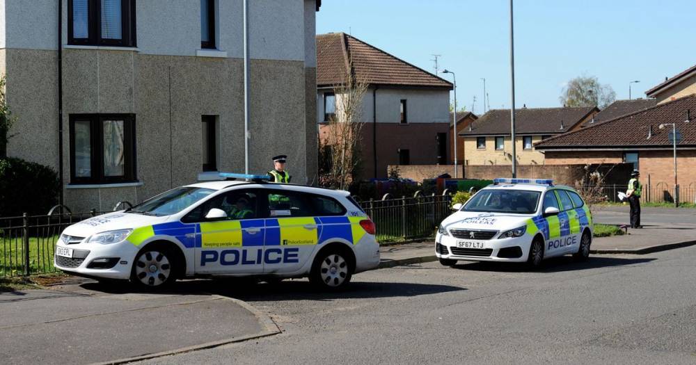 Police probe ‘unexplained’ death after man’s body found in Paisley garden - www.dailyrecord.co.uk