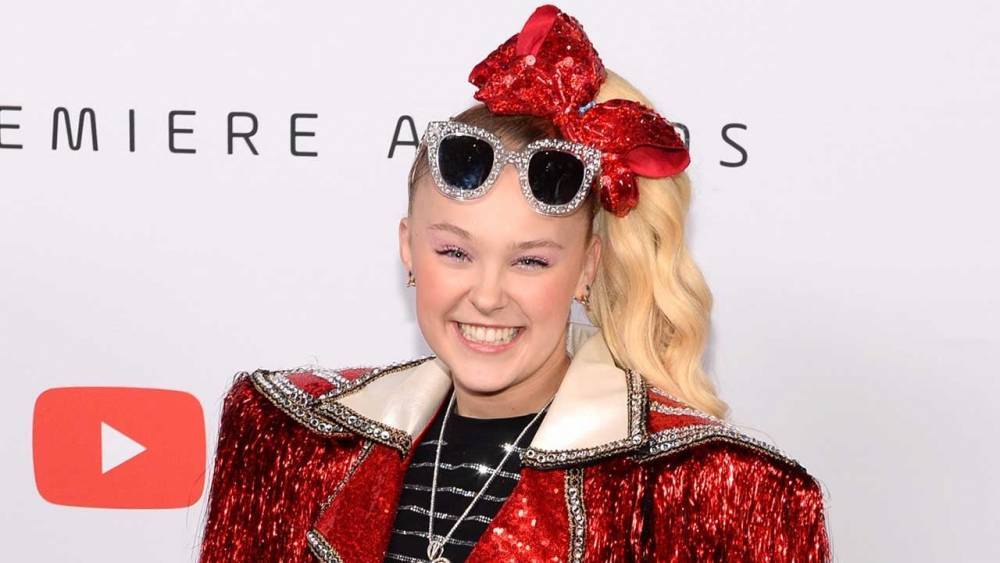 JoJo Siwa Takes Out Her Signature Bow and High Ponytail: See Her Stunning New Look! - www.etonline.com