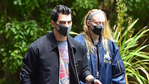 Sophie Turner Goes Makeup-Free Rocks Baggy Jacket On Walk With Joe Jonas Amidst Pregnancy Reports - hollywoodlife.com - Los Angeles