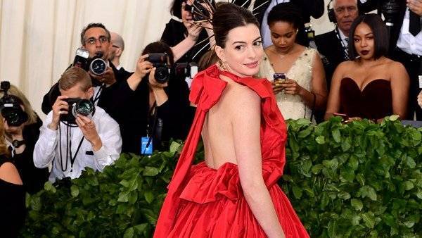 Anne Hathaway channels The Princess Diaries in viral pillow challenge - www.breakingnews.ie