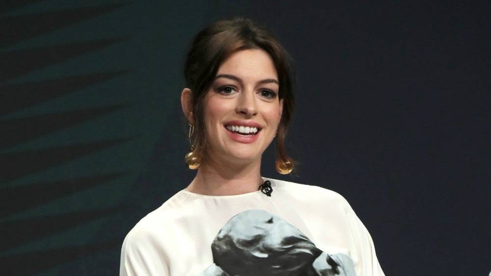 Anne Hathaway Gives the Pillow Challenge a 'Princess Diaries' Twist While in Quarantine - www.etonline.com