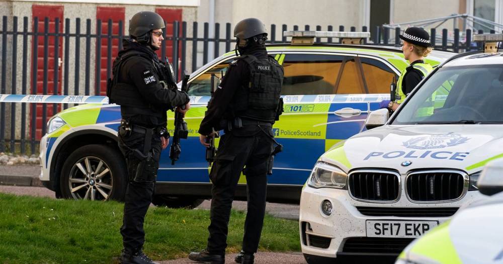 Armed cops swoop on 'disturbance' in street in Elgin - www.dailyrecord.co.uk - Scotland - city Elgin
