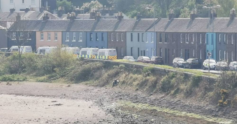 Large police presence at Edinburgh seaside bay in search for missing ex midwife - www.dailyrecord.co.uk