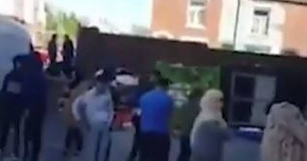 Police called to break up huge queue of people outside supermarket in Oldham - www.manchestereveningnews.co.uk - county Oldham