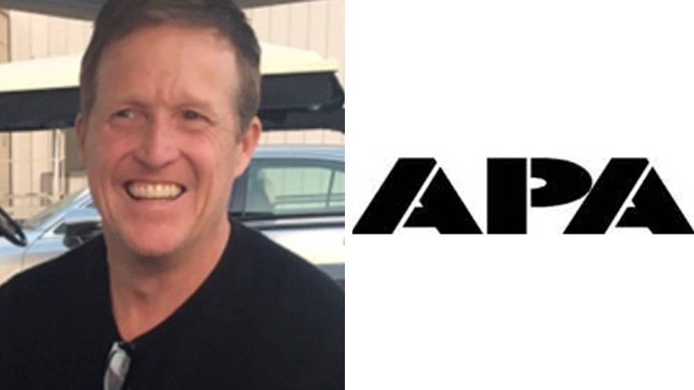 Executive Producer/Showrunner Tim Hobert Inks With APA - deadline.com - Chicago