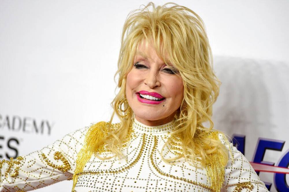 Dolly Parton’s still doing her glam routine in quarantine, shares only way she’d be ‘caught without makeup’ - www.foxnews.com