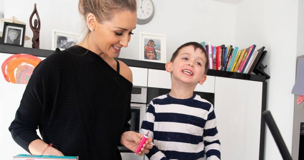 Catherine Tyldesley makes rainbow cupcakes with her son for NHS after parents recover from coronavirus - www.manchestereveningnews.co.uk