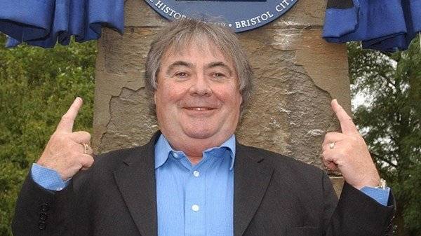 Syd Little joins mourners for Eddie Large’s funeral - www.breakingnews.ie - Manchester