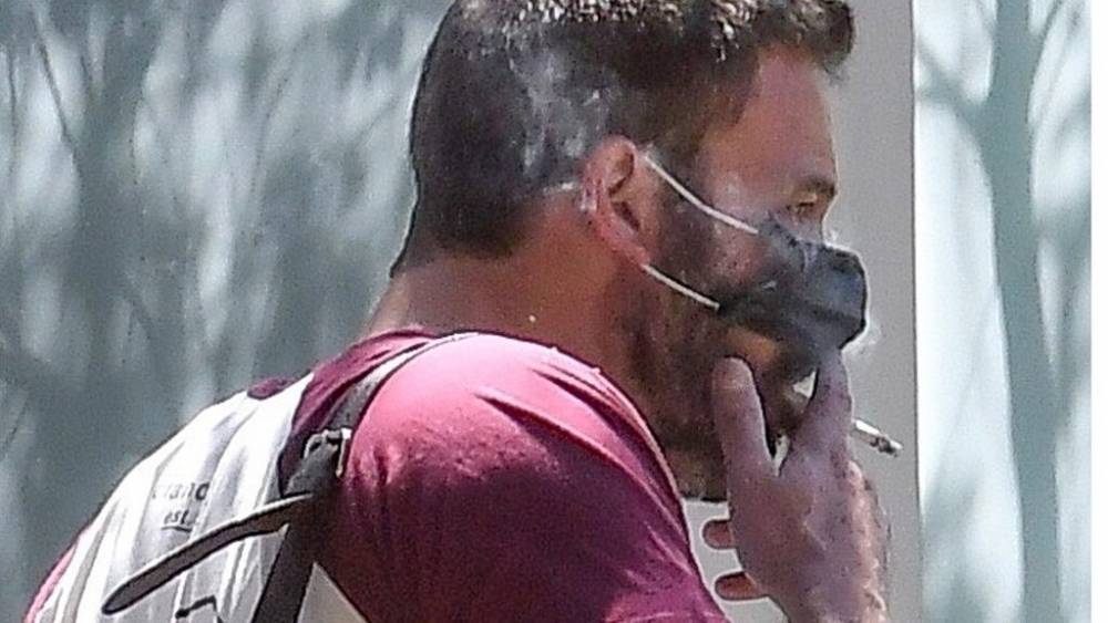 Ben Affleck spotted with his protective mask off to smoke a cigarette in public - www.foxnews.com - Los Angeles