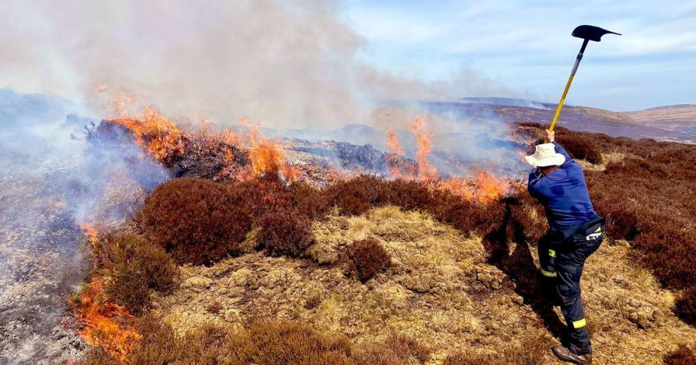 Firefighters continue to tackle moorland fire that has been blazing for nearly 36 hours - www.manchestereveningnews.co.uk - Manchester