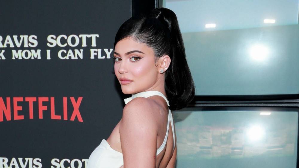 Kylie Jenner Shares a Fresh-Faced Selfie While Staying Makeup-Free During Quarantine - www.etonline.com