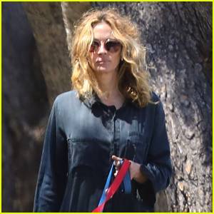 Julia Roberts Walks Her Dogs With The Best Quarantine Hair Of Us All - www.justjared.com - Los Angeles