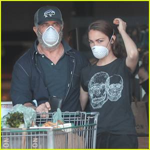 Mel Gibson Stocks Up on Groceries With Girlfriend Rosalind Ross - www.justjared.com - Malibu
