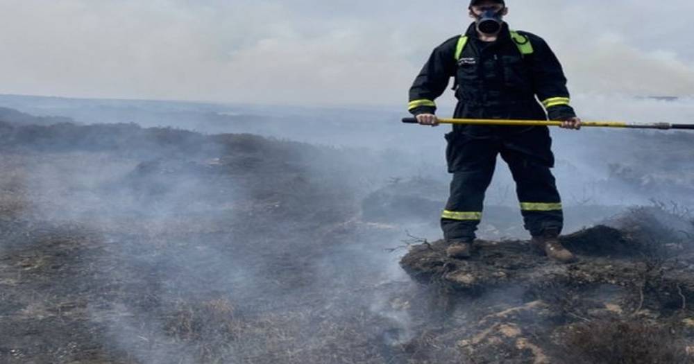 Firefighters have spent a third day tackling a huge moor fire in Derbyshire - www.manchestereveningnews.co.uk - Manchester