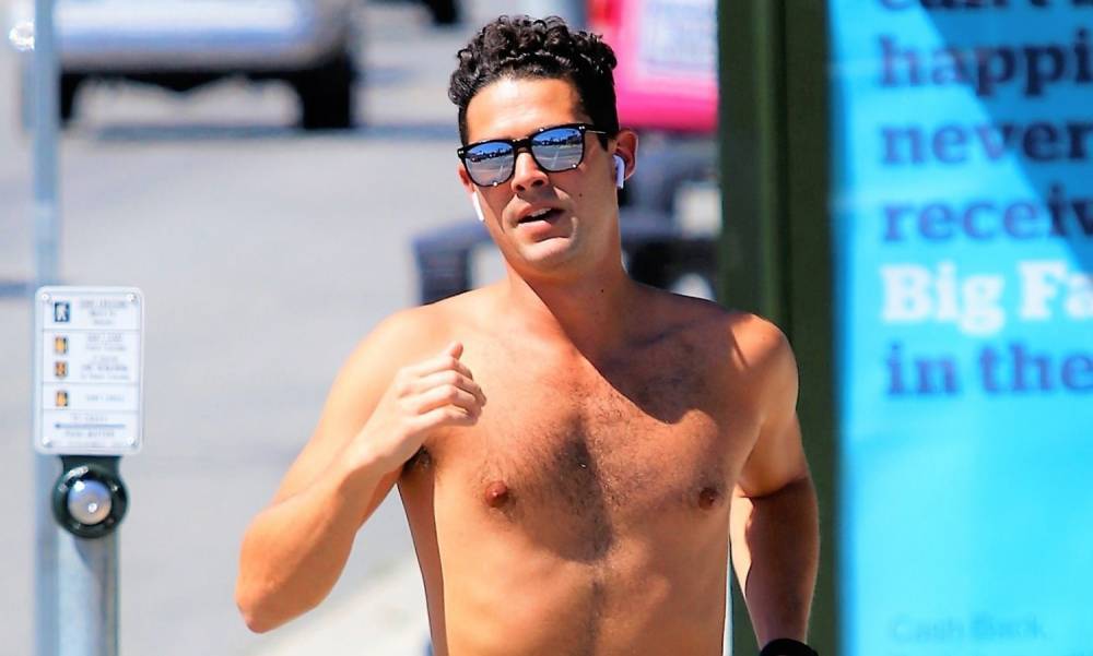 Bachelor Nation's Wells Adams Goes Shirtless for a Run in L.A. - www.justjared.com - city Studio - county Wells