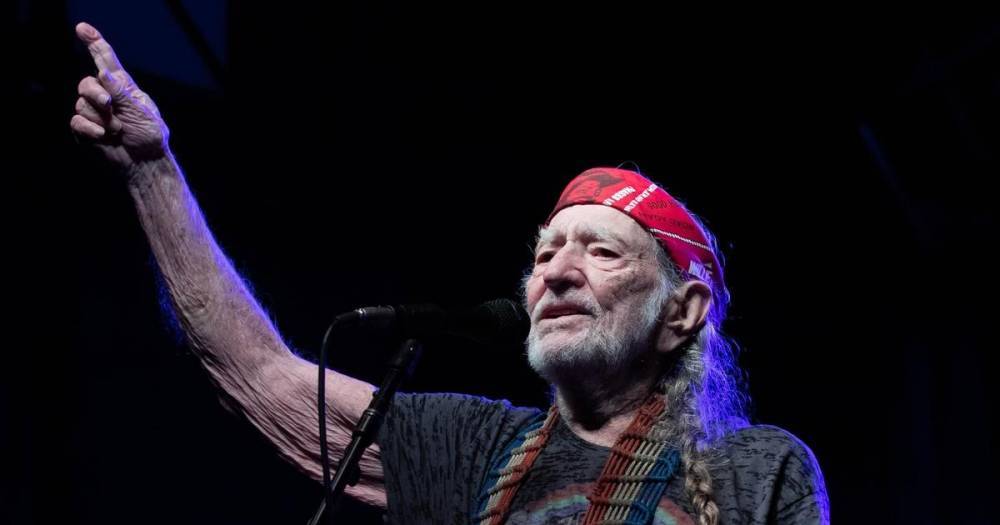 Willie Nelson turns a pandemic gift into a PPE fundraiser with autographed masks - www.wonderwall.com