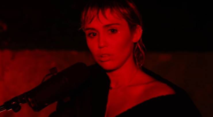 Miley Cyrus Covers Pink Floyd's 'Wish You Were Here' on 'Saturday Night Live' - Watch! - www.justjared.com