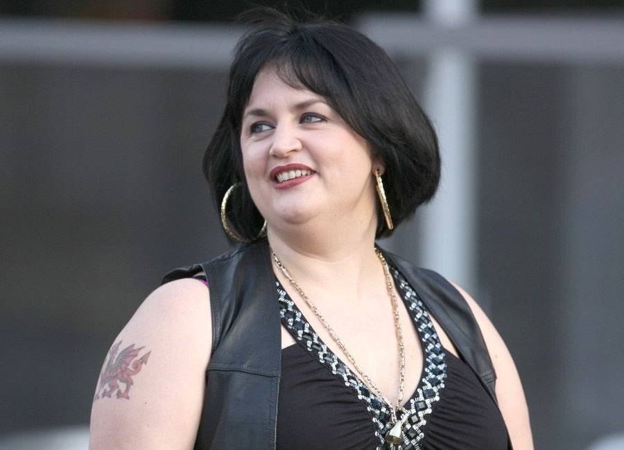 Gavin and Stacey’s Ruth Jones transforms into Nessa to tell people to stay at home - evoke.ie