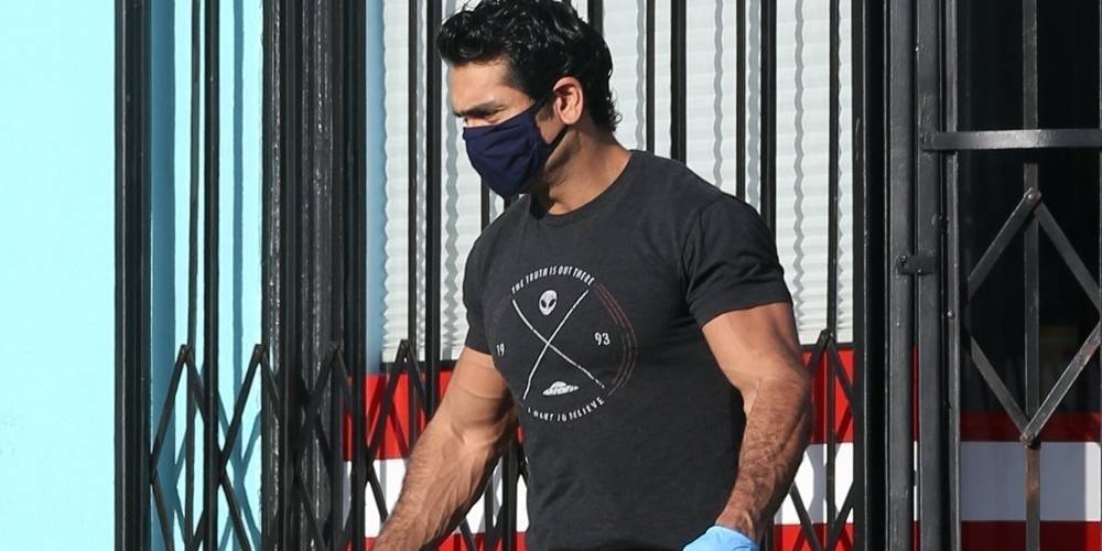 Kumail Nanjiani Looks Fit Picking Up Dinner While Wearing a Mask in LA - www.justjared.com - Los Angeles