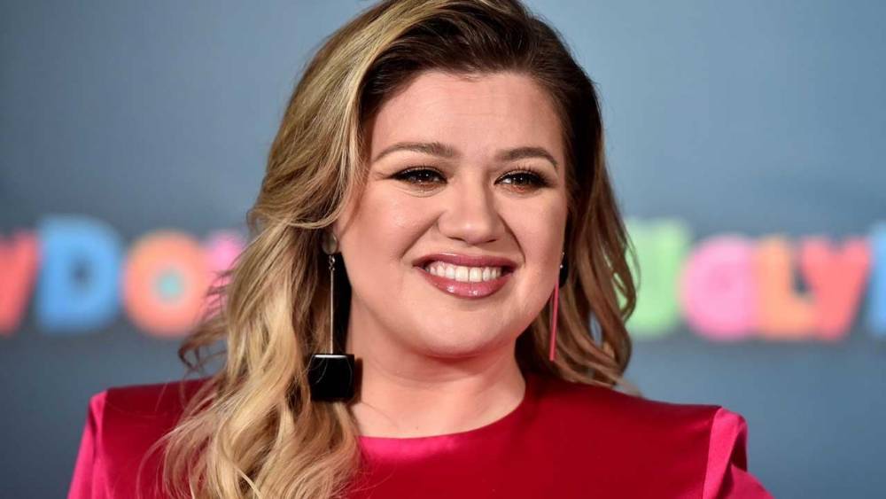 Kelly Clarkson 'Bawling' Over Sweet Birthday Message From Husband and Kids After 'Rough Week' - www.etonline.com