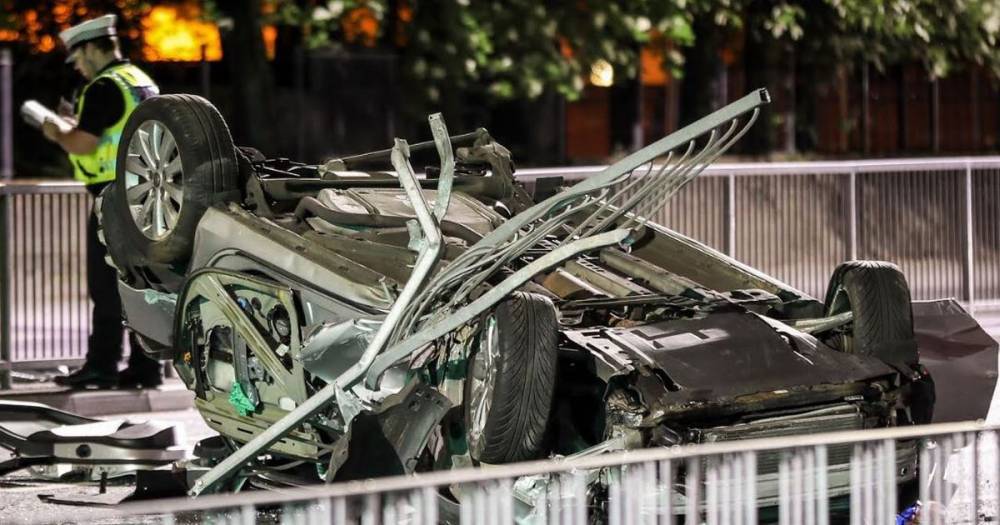 Horrific Salford car crash leaves vehicle a mangled wreck and road closed overnight - www.manchestereveningnews.co.uk