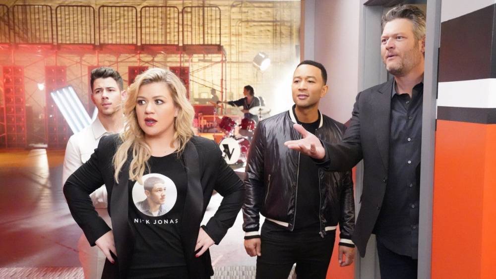 'The Voice': Watch Blake Shelton Spar With Kelly Clarkson and Nick Jonas in New Outtakes - www.etonline.com