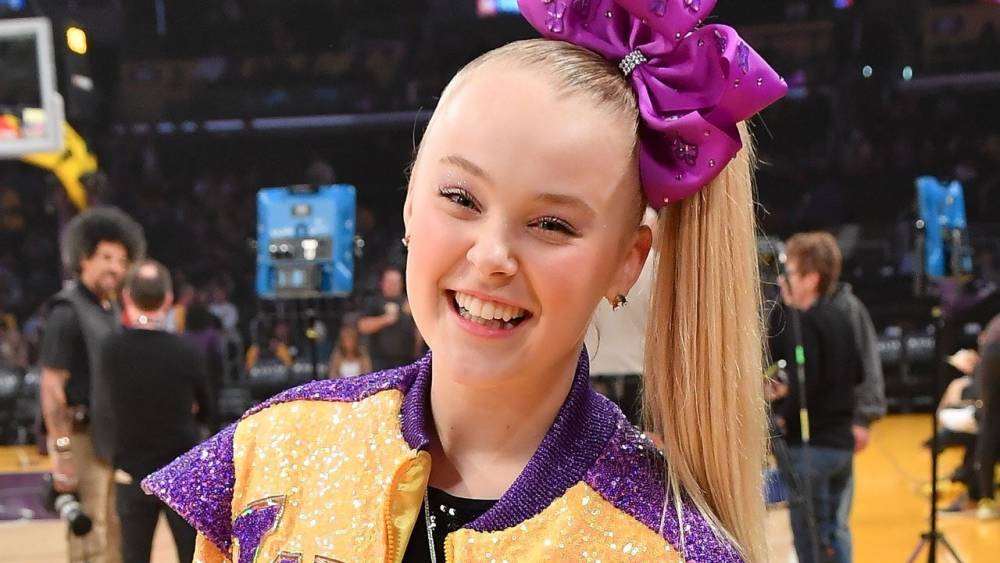 JoJo Siwa Ditches Her Ponytail and Bow Look Again for a Casual Braid - www.etonline.com