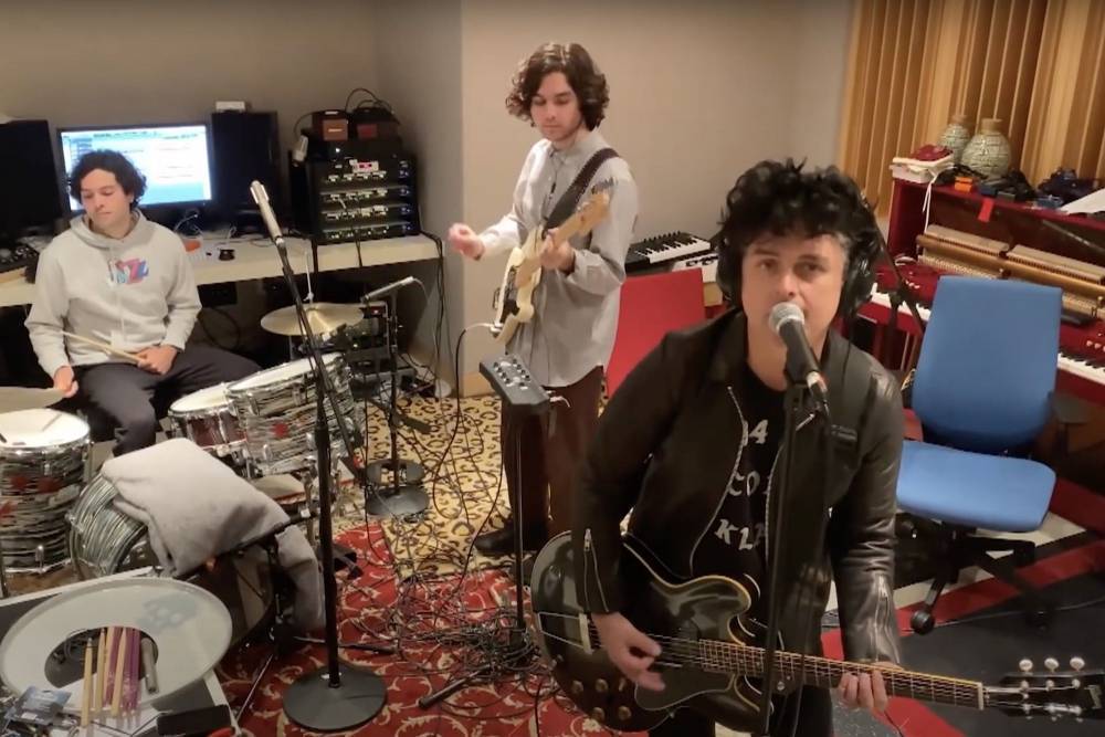 Billie Joe Armstrong Performs Cover Of ‘I Think We’re Alone Now’ With His Kids - etcanada.com