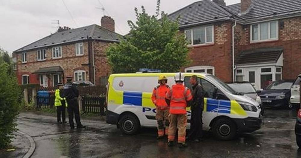 Bomb disposal officers seal off street after 'historic' grenade found at house - www.manchestereveningnews.co.uk
