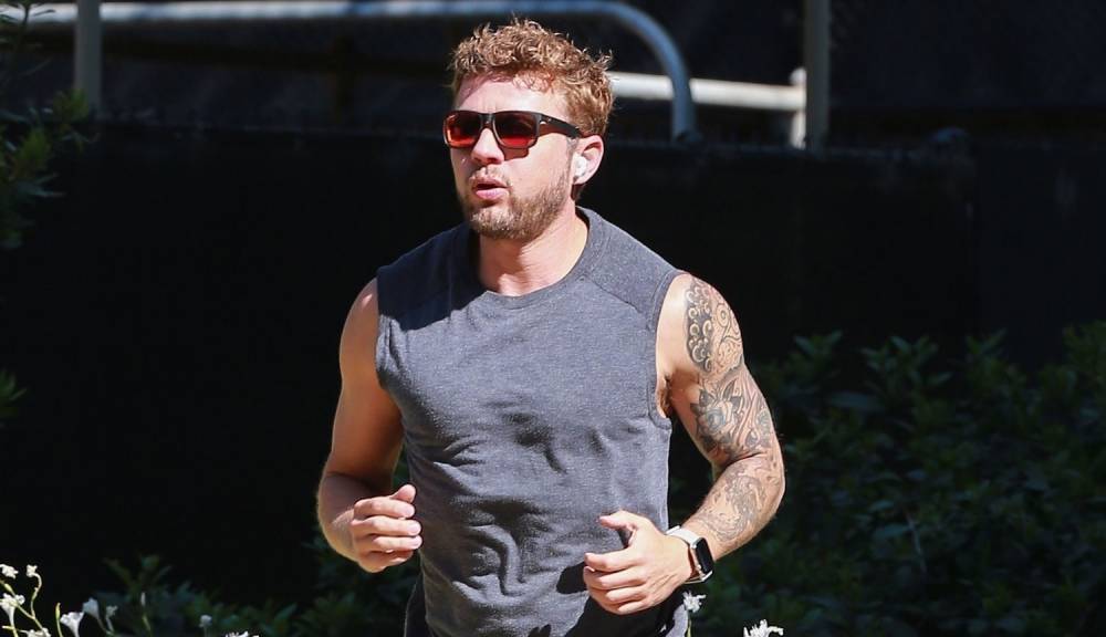 Ryan Phillippe Shows Off Toned Muscles During a Jog - www.justjared.com - Santa Monica