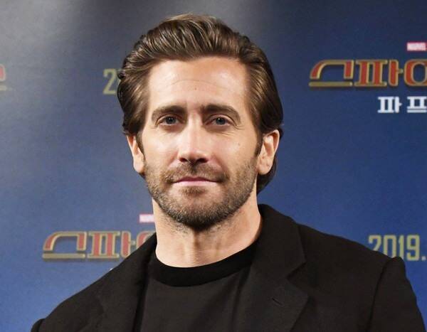 Jake Gyllenhaal's Shirtless Handstand Is a Sight for Sore Eyes These Days - www.eonline.com