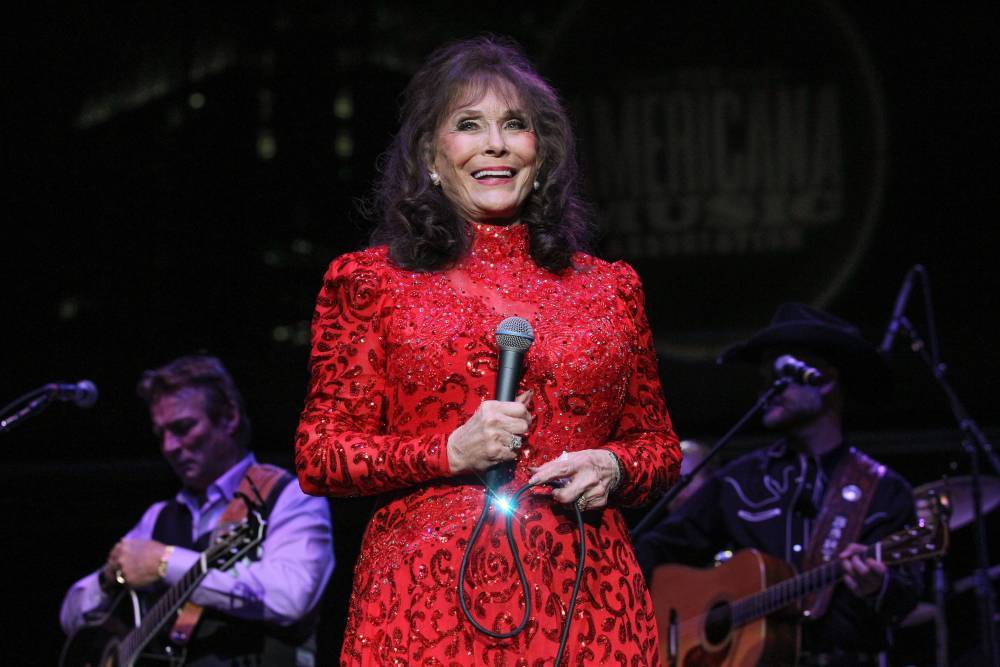 Loretta Lynn Remembers Patsy Cline With New Recording Of ‘I Fall To Pieces’ - etcanada.com