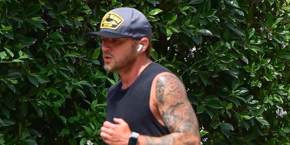 Ryan Phillippe Shows Off Tattoos During Morning Jog in LA - www.justjared.com - Los Angeles