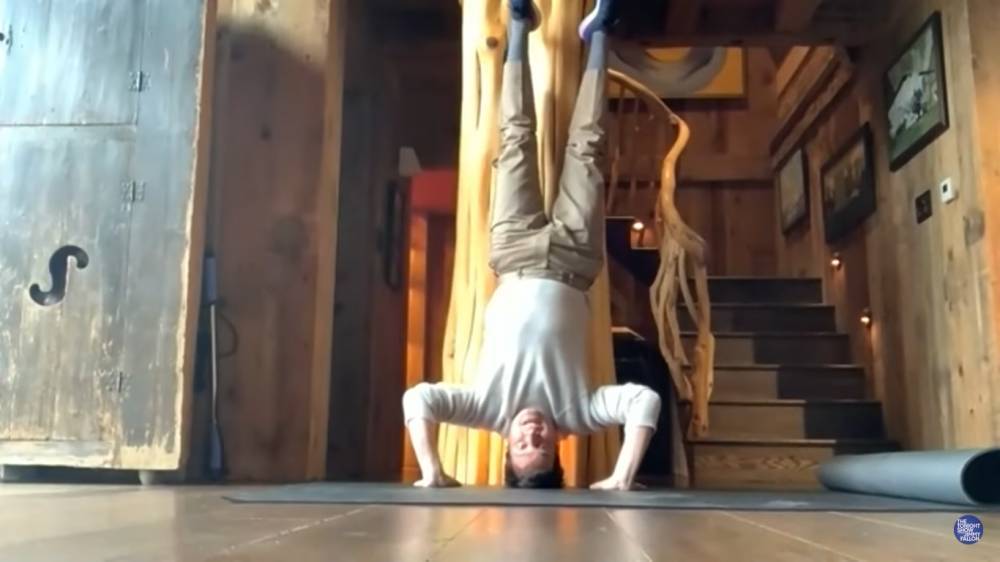 Jimmy Fallon Shows Off His Impressive Handstand Skills With Shailene Woodley During ‘Tonight Show’ Interview - etcanada.com