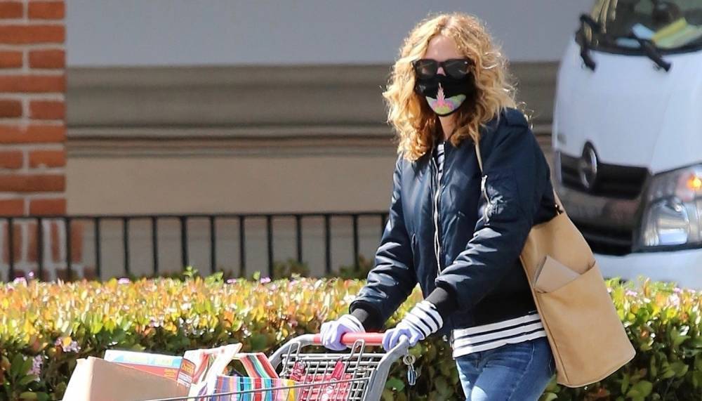 Julia Roberts Wears a Mask & Gloves While Shopping at CVS - www.justjared.com - Los Angeles - Malibu