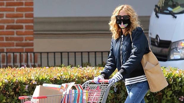 Julia Roberts Wears Protective Gear At CVS Amid CDC’s New Recommendation — Pic - hollywoodlife.com