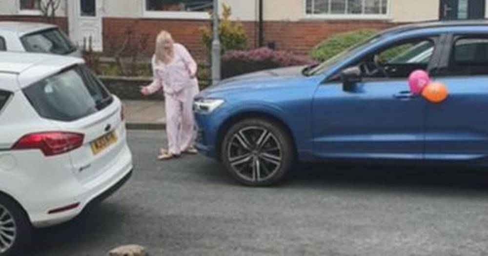 Watch: Bank manager gives her sister a birthday surprise with 'pyjama street rave' outside Bolton home - www.manchestereveningnews.co.uk