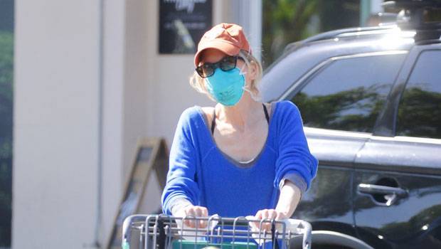 Renee Zellweger, 50, Wears Bright Blue Protective Gear During Grocery Store Outing - hollywoodlife.com - Los Angeles - Texas