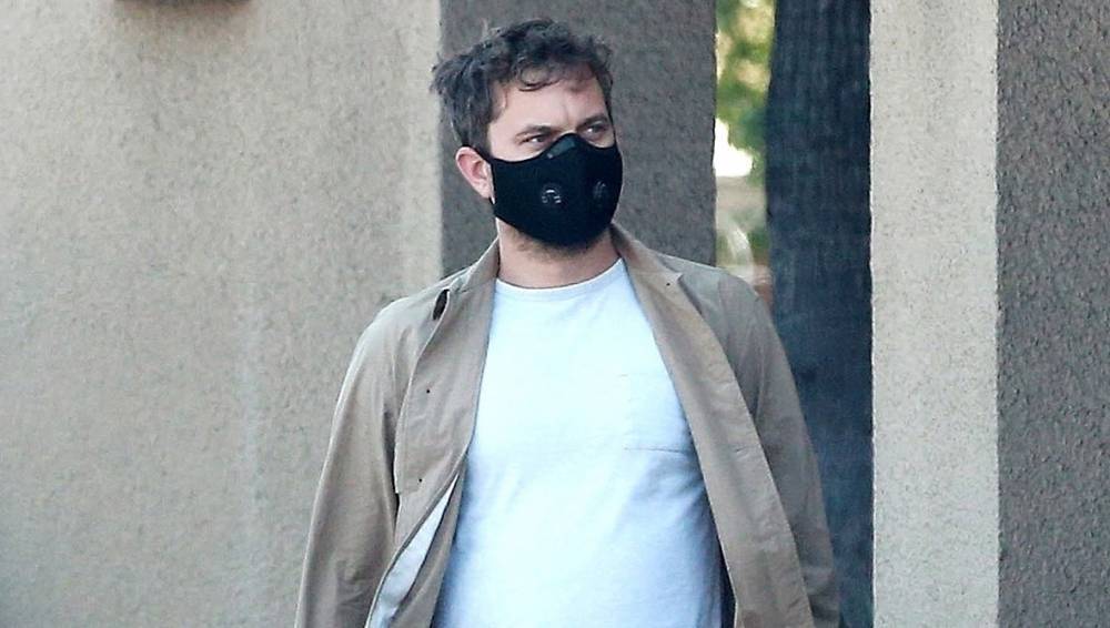 Dad-to-Be Joshua Jackson Protects Himself With a Mask While Grocery Shopping - www.justjared.com - Los Angeles